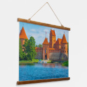 美しい中世の城オンブルーレイク 吊り下げ型タペストリー (傾斜あり)