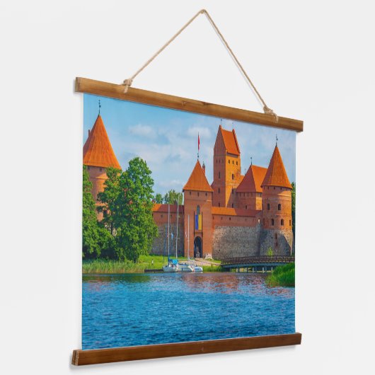 美しい中世の城オンブルーレイク 吊り下げ型タペストリー (傾斜あり)