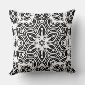 美しい伝統的黒と白の丸いオルネーム クッション (裏面)