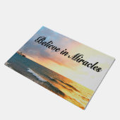 美しい信じインミラクルズサンライズデザイン ドアマット (アングル)