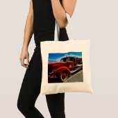 美しい光沢のあるアンティーク赤い消防車のアート トートバッグ (正面(商品))