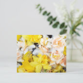 美しい写真春の水上に浮かぶ水仙 ポストカード (スタンド正面)