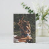 美しい双子の屋外の魅力モデル写真 ポストカード (スタンド正面)