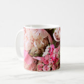 美しい夏の花。ピンクの牡丹の花束 コーヒーマグカップ (正面左)
