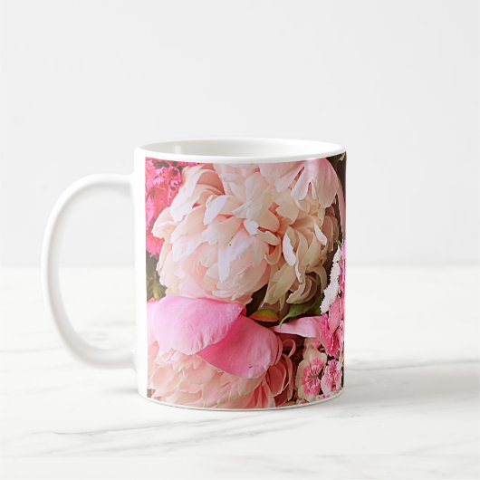 美しい夏の花。ピンクの牡丹の花束 コーヒーマグカップ (左)