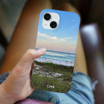 美しい夕日のビーチ写真パーソナライズされた iPhone 15ケース<br><div class="desc">この絵のようなビーチ写真の電話ケースは、Destin Floridaの写真を特集している。砂や海草の上の海の波に優しく触れる豪華なピンクとオレンジの夕日の下にあなたの名前やモノグラムでパーソナライズ。夏のための素敵な海辺のiPhoneケース。</div>