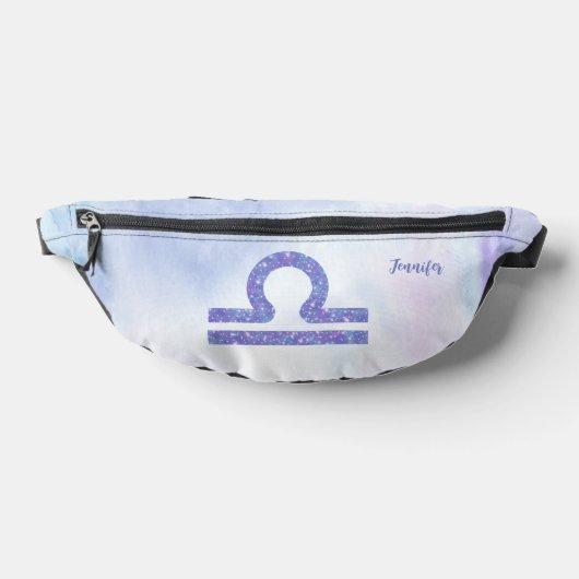 美しい天秤座の星占いのサインパーソナライズされたパープル ファニーパック (レイダウン)