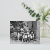 美しい女の子2人と不機嫌な老人1人 ポストカード (スタンド正面)