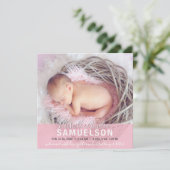 美しい女の赤ちゃんの誕生の発表のピンクの写真 案内状 (スタンド正面)
