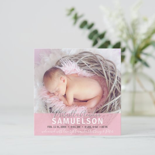 美しい女の赤ちゃんの誕生の発表のピンクの写真 案内状 (スタンド正面)