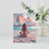 美しい女性がビーチのブランケットで瞑想 ポストカード (スタンド正面)