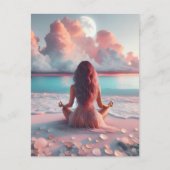 美しい女性がビーチのブランケットで瞑想 ポストカード (正面)