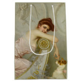 美しい女性が子犬を撫でながら ミディアムペーパーバッグ (裏面)