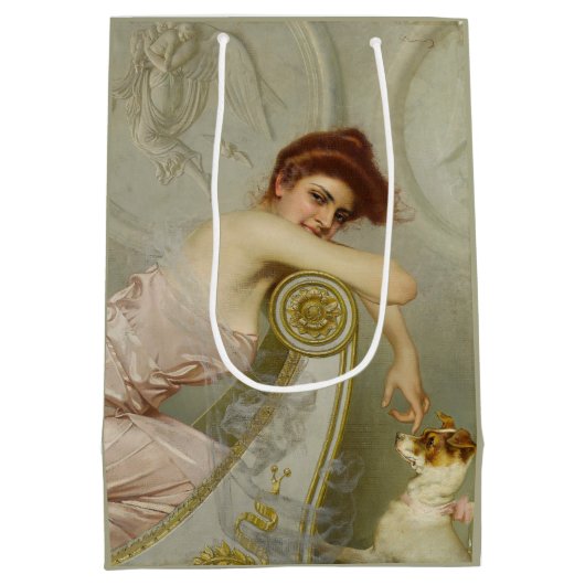 美しい女性が子犬を撫でながら ミディアムペーパーバッグ (裏面)