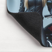 美しい女性オートバイの滝の隣 マウスパッド (コーナー)