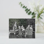 美しい女性カラスプラッシュ1916湖で泳ぐ ポストカード (スタンド正面)