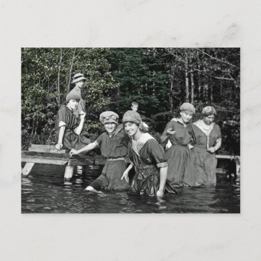 美しい女性カラスプラッシュ1916湖で泳ぐ ポストカード (正面)