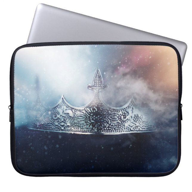 美しい女王と王冠 ラップトップスリーブ (正面)