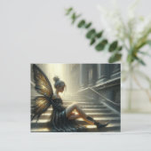 美しい妖精が黒いドレスを着て階段に座って ポストカード (スタンド正面)