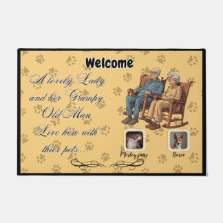美しい婦人とぶつぶつ言う老人が ドアマット