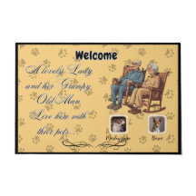 美しい婦人とぶつぶつ言う老人が