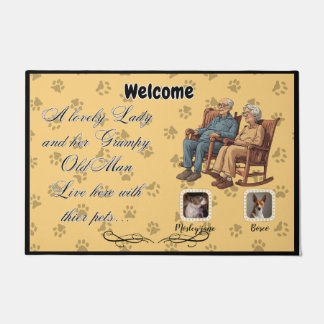 美しい婦人とぶつぶつ言う老人が ドアマット