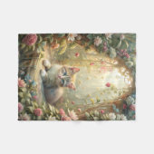 美しい子猫のバラガーデン（シャビーシック） フリースブランケット (正面(横))