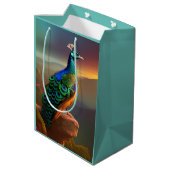 美しい孔雀が日を迎える ミディアムペーパーバッグ (裏面アングル)
