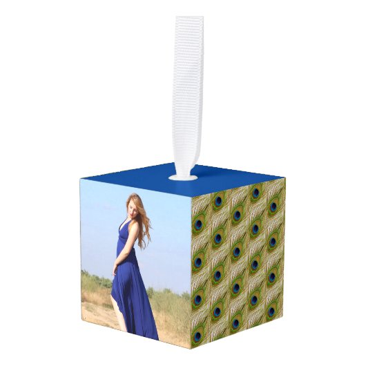 美しい孔雀の羽とカスタマイズ可能な写真 キューブオーナメント (正面アングル)