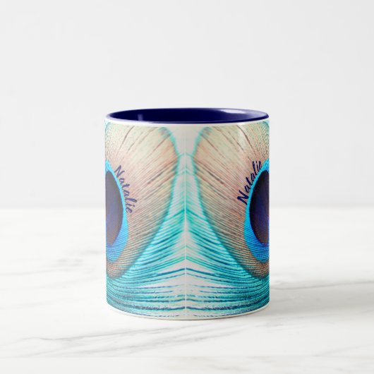 美しい孔雀の羽と名前 ツートーンマグカップ (中央)