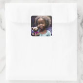 美しい小さな女の子テディベアを保持 スクエアシール (バッグ)