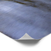 美しい小川が咲く冬の森 ポスター (角)