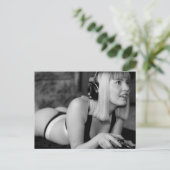 美しい少女のビデオゲームプレイ写真 ポストカード (スタンド正面)