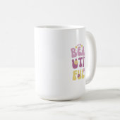 美しい少女の紫と黄色のかわいい花 コーヒーマグカップ (正面右)