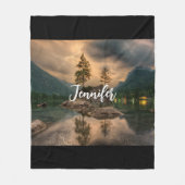 美しい山の湖の夕べ写真 フリースブランケット (正面)