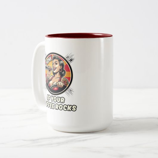 美しい強い女性がコーヒーを飲む ツートーンマグカップ (正面左)