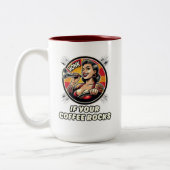 美しい強い女性がコーヒーを飲む ツートーンマグカップ (左)