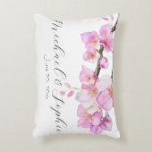 美しい手書きのピンクの水彩桜の花 アクセントクッション (正面(垂直))