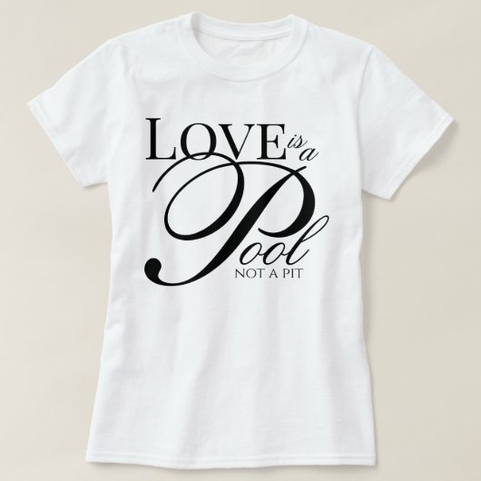 美しい手書きフォントで表現された「愛は穴ではなくプール」とい'う信仰 Tシャツ (デザイン正面)