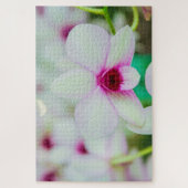 美しい明るい赤紫色と白い花 ジグソーパズル (縦)