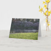 美しい春の花と池 カード (黄色い花)