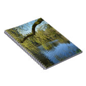 美しい春柳の木の水の池。 ノートブック (右側)