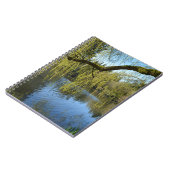 美しい春柳の木の水の池。 ノートブック (左側)