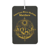 美しい景色の中に立つゴールデンビソン カーエアーフレッシュナー (正面)