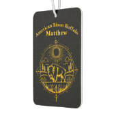 美しい景色の中に立つゴールデンビソン カーエアーフレッシュナー (左)