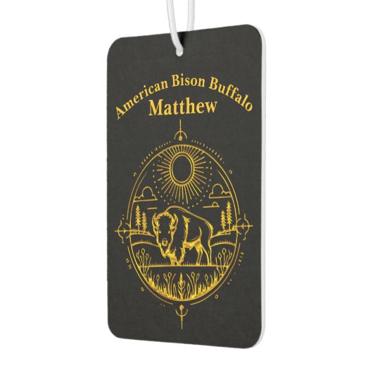 美しい景色の中に立つゴールデンビソン カーエアーフレッシュナー (左)