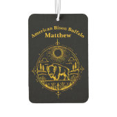 美しい景色の中に立つゴールデンビソン カーエアーフレッシュナー (裏面)