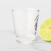 美しい景色の中に立つゴールデンビソン ショットグラス (左)