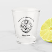 美しい景色の中に立つゴールデンビソン ショットグラス (正面)