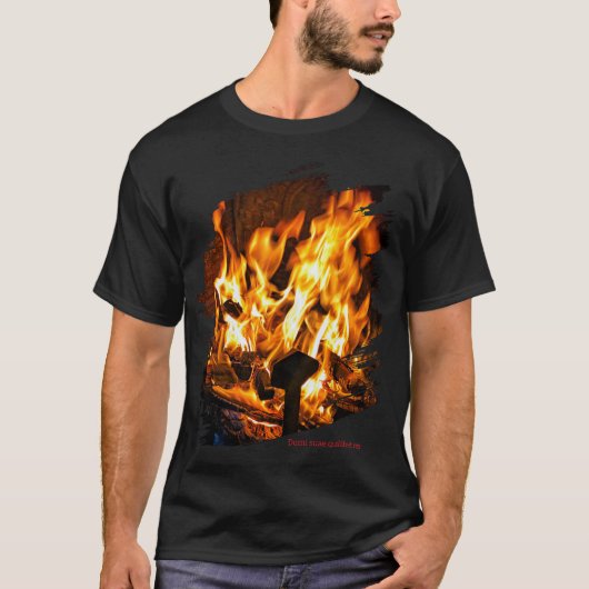 美しい暖炉のラテン語の格言Tシャツ Tシャツ (正面)